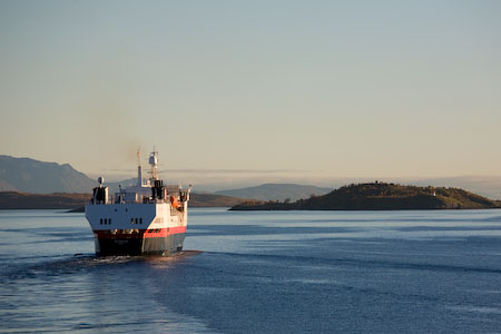 MS Vesterålen lämnar hamnen i Harstad