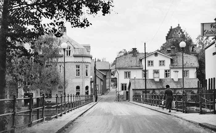 Brogatan i Torshälla omkring 1960. Kraftverkets intag till höger i bild. Foto: Okänd / Tekniska museet 