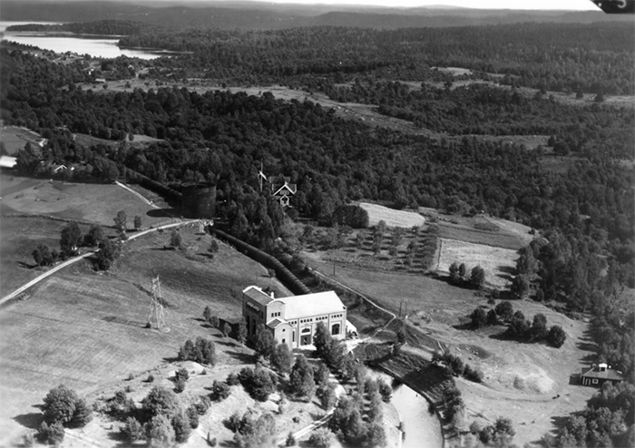 Haby kraftverk 1942. Ovanför stationen syns svalltornet och maskinistbostaden. (Foto: Vänersborgs museum)