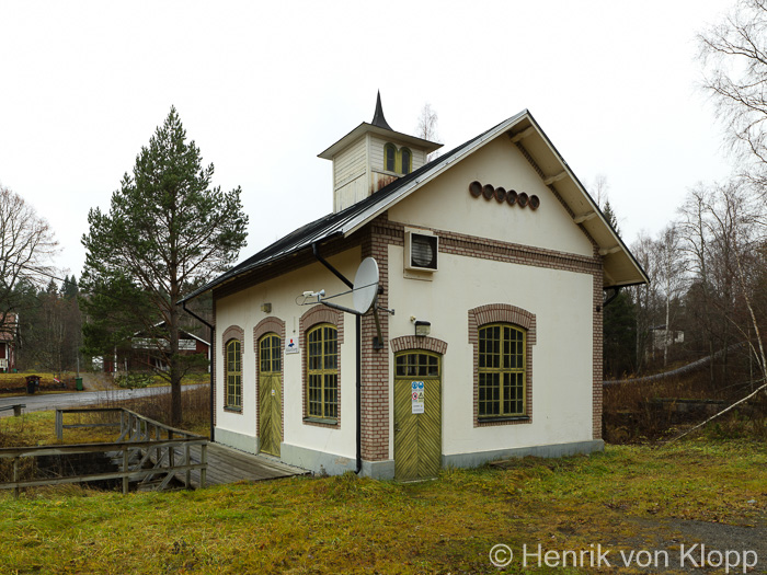 Maskinstation med utledningstorn.