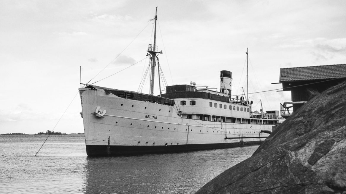 Logementsfartyget Regina förtöjt i Marviken 1968 (Foto: Vattenfall).